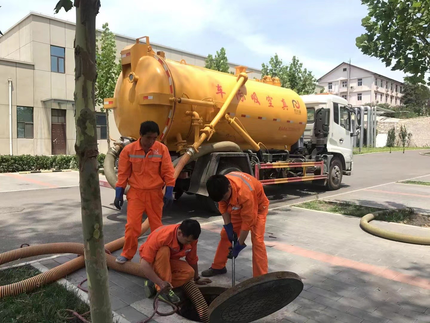 田阳管道疏通车停在窨井附近