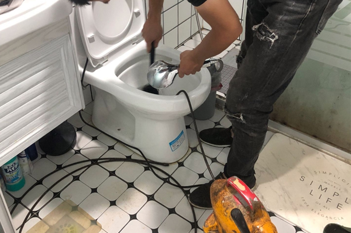 田阳马桶堵塞自己疏通还是找师傅?专业上门服务让你省时更省心